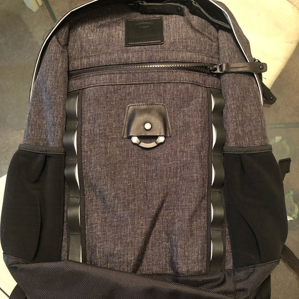 Voyage Oakley Bag 22L